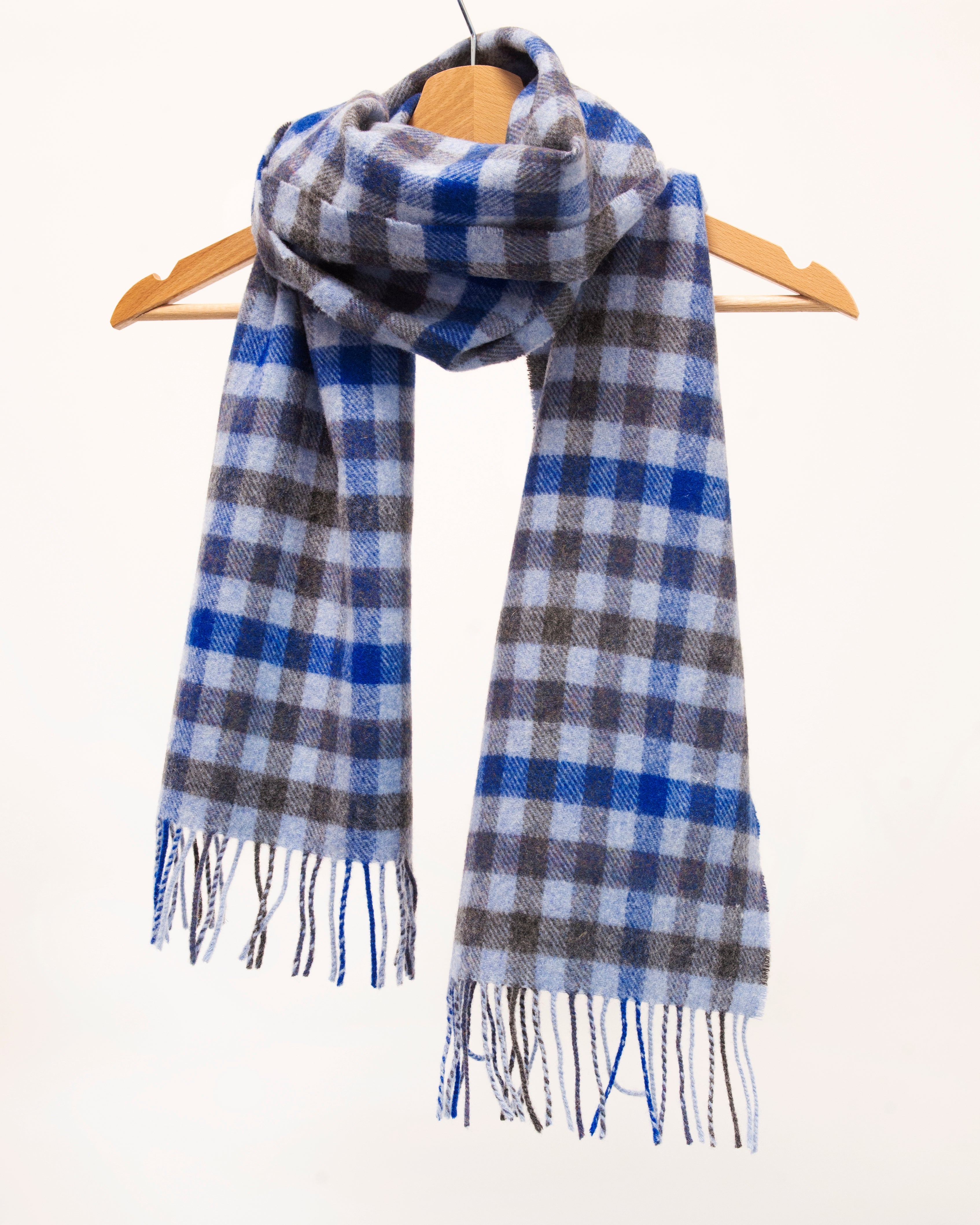 Szalik z wełny jagnięcej w szaro niebieską kratkę