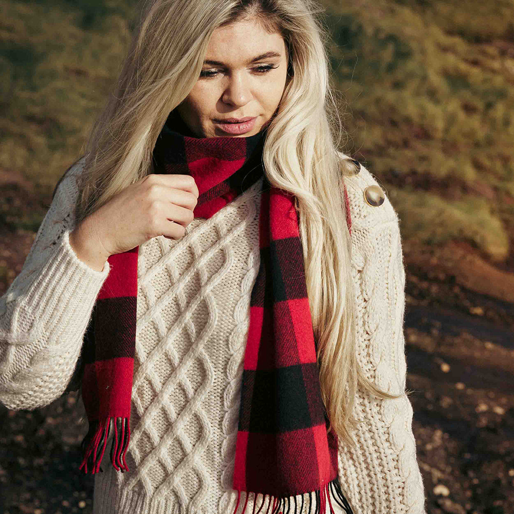 Czerwony szalik z wełny jagnięcej w czarną kratkę