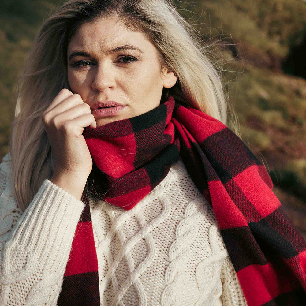 Czerwony szalik z wełny jagnięcej w czarną kratkę