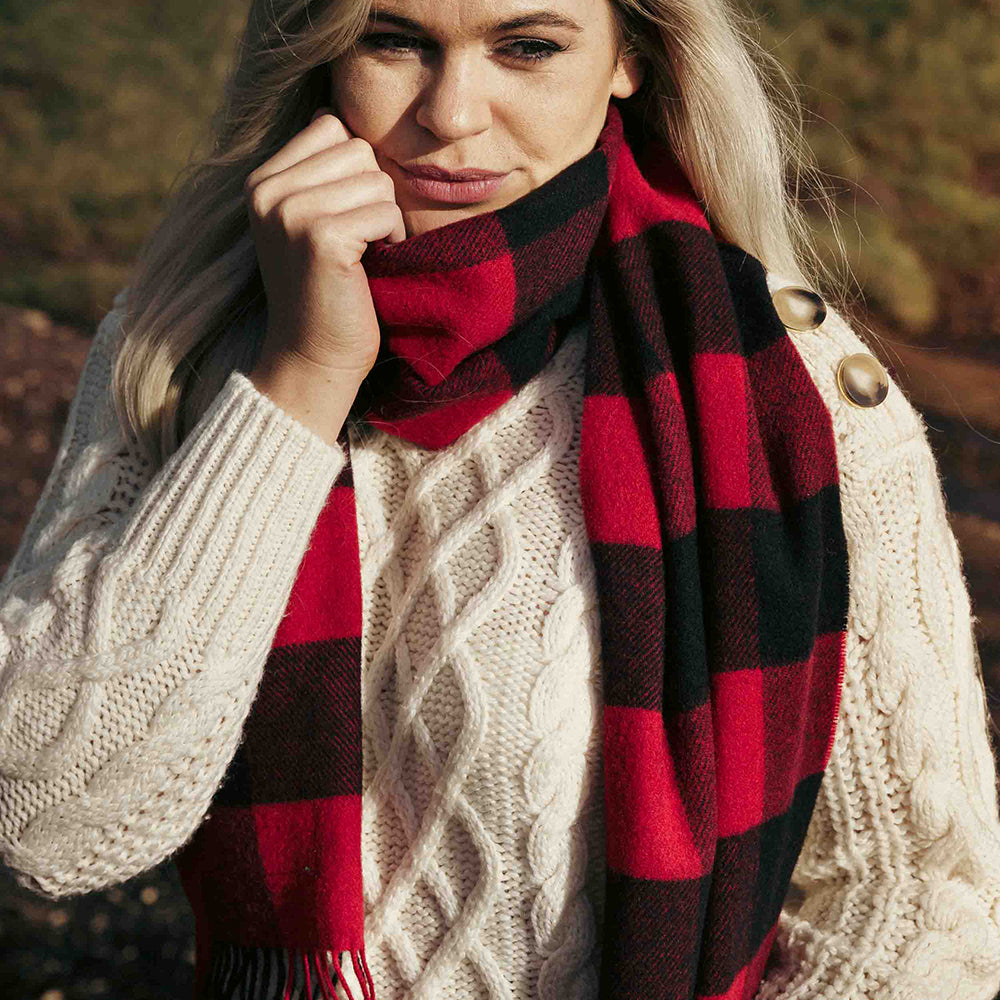 Czerwony szalik z wełny jagnięcej w czarną kratkę