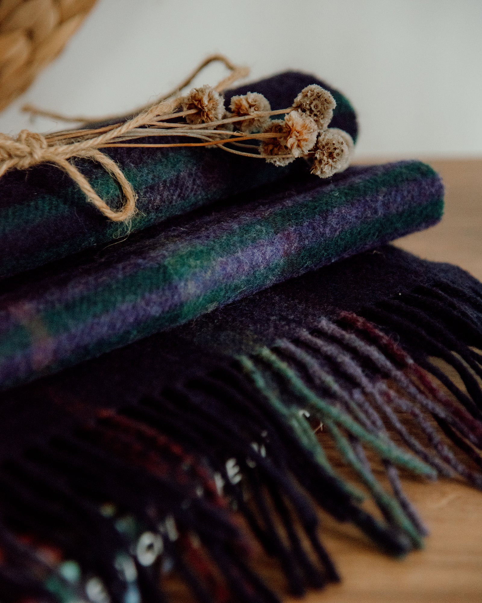 Szalik z wełny jagnięcej w granatowo purpurową kratkę