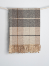 Szarobrązowy koc z wełny jagnięcej w kratkę