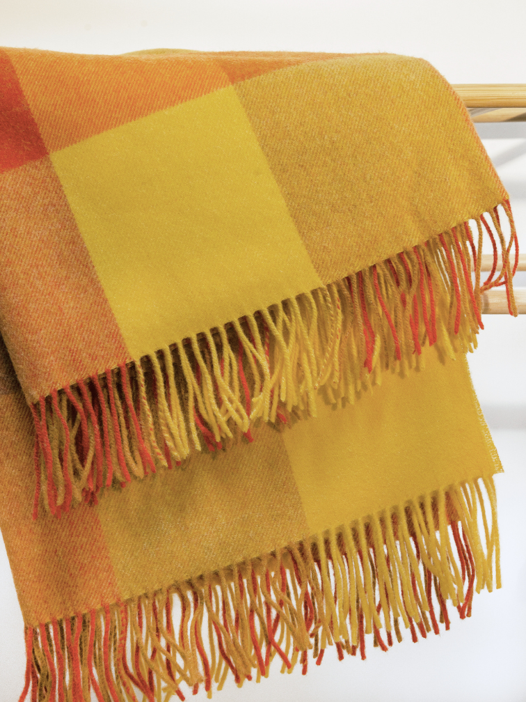 Koc z wełny jagnięcej w żółtą i pomarańczową kratkę