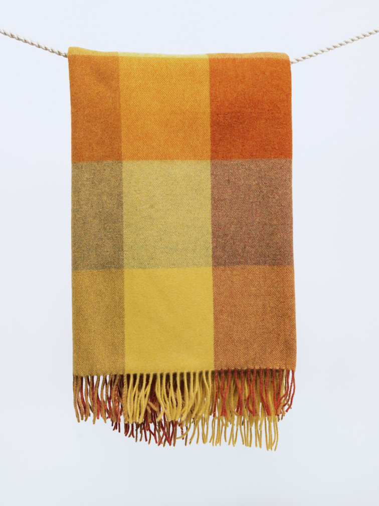 Koc z wełny jagnięcej w żółtą i pomarańczową kratkę