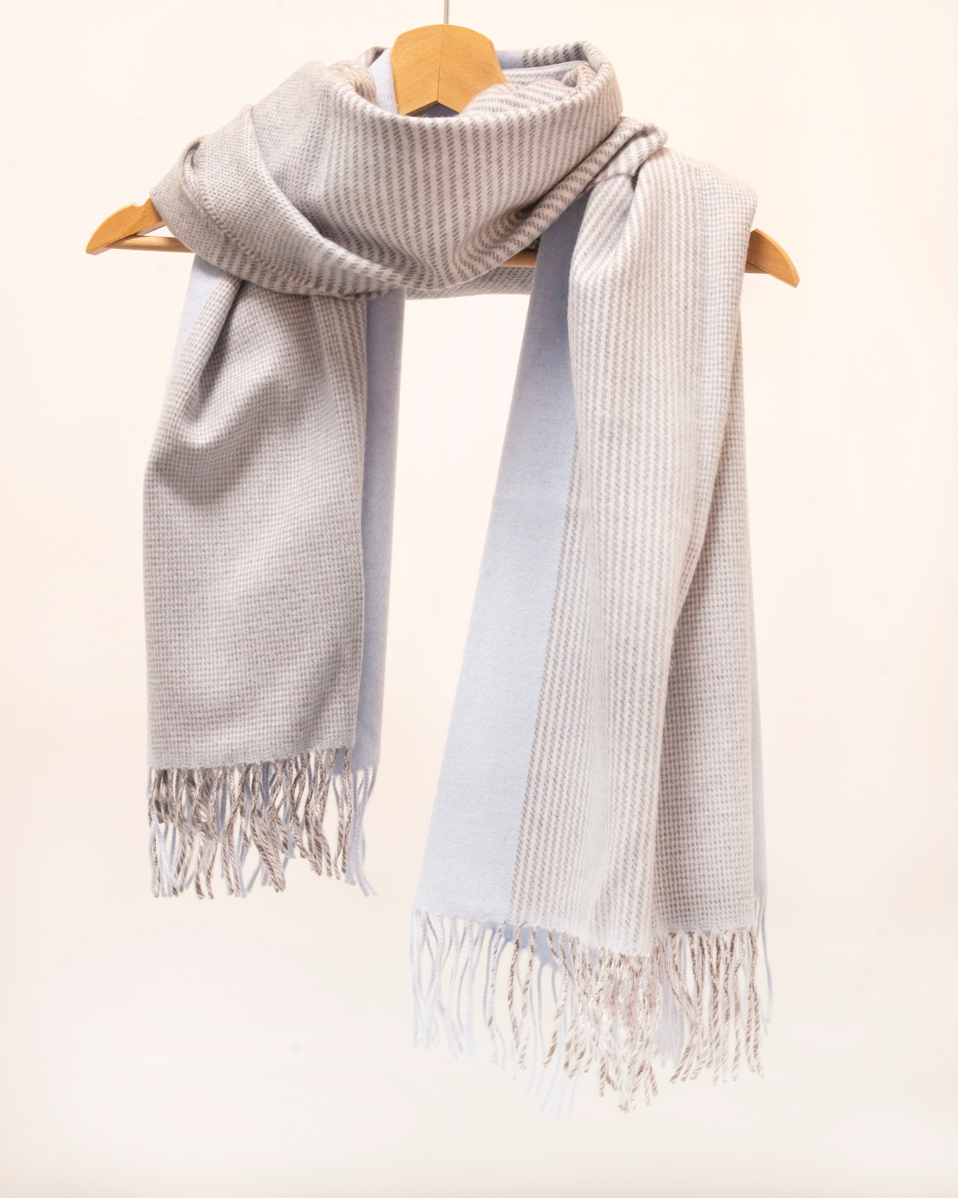 Szeroki błękitny szal z wełny merino Glencheck