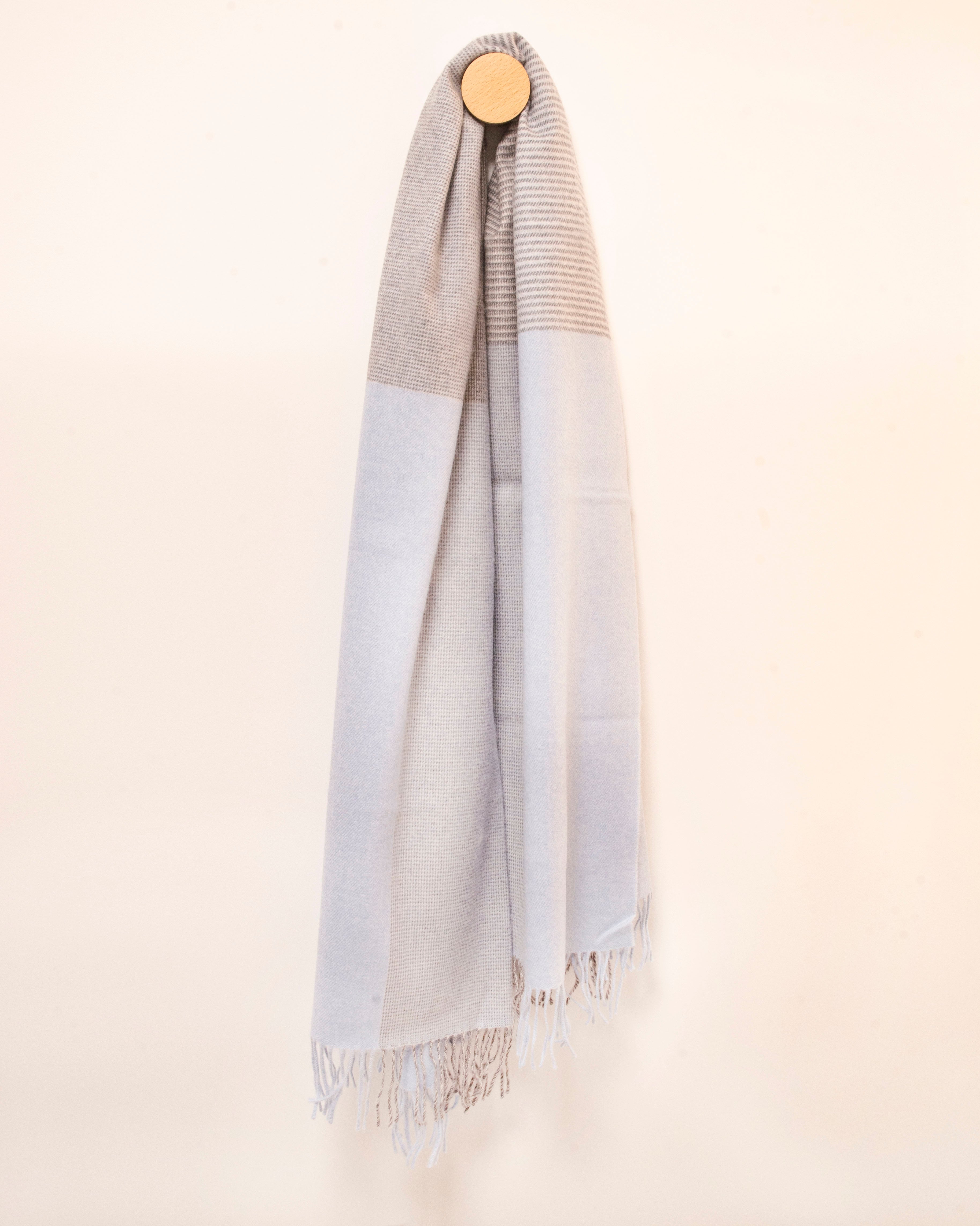 Szeroki błękitny szal z wełny merino Glencheck, 76x200