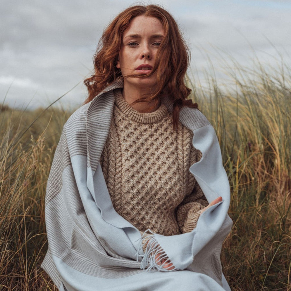 Szeroki błękitny szal z wełny merino Glencheck