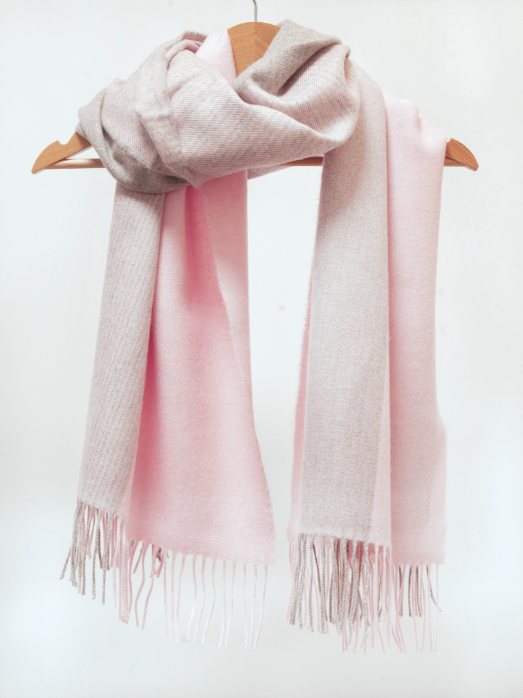 Szeroki różowy szal z wełny merino Glencheck