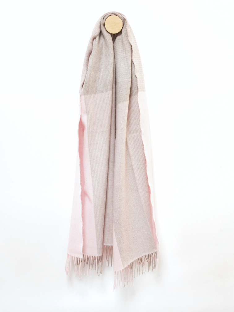 Szeroki różowy szal z wełny merino Glencheck z frędzlami