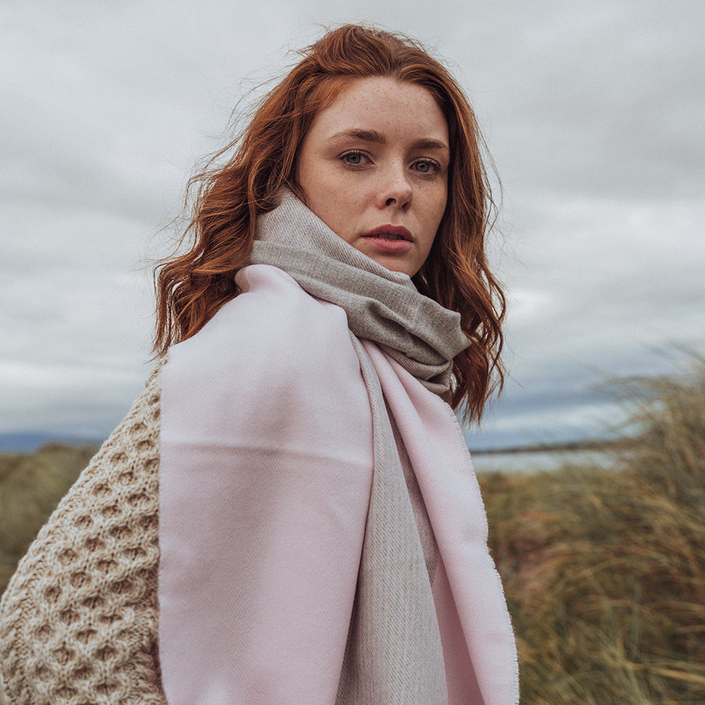 Szeroki różowy szal z wełny merino Glencheck