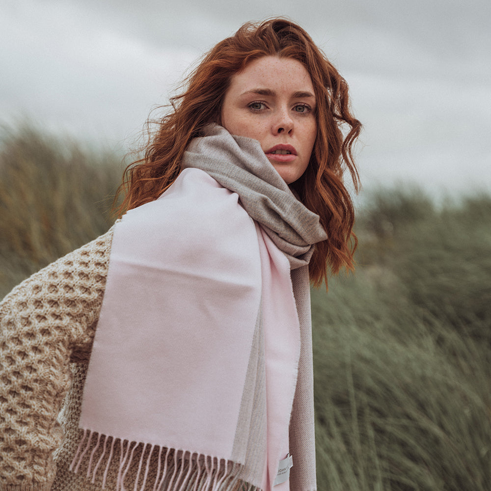 Szeroki różowy szal z wełny merino Glencheck