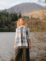 Szalik z wełny merino w beżowo-błękitną kratkę