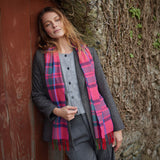 Różowy szalik z wełny merino w niebieską kratkę