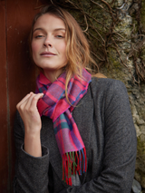 Różowy szalik z wełny merino w niebieską kratkę