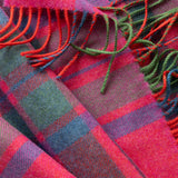 Różowy szalik z wełny merino w niebieską kratkę