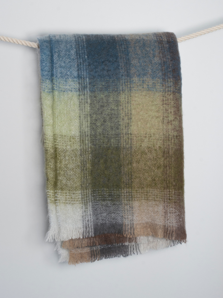 Koc z moheru w kolorach wiosennej łąki, 136x180cm, 70% moher i 30% wełna 