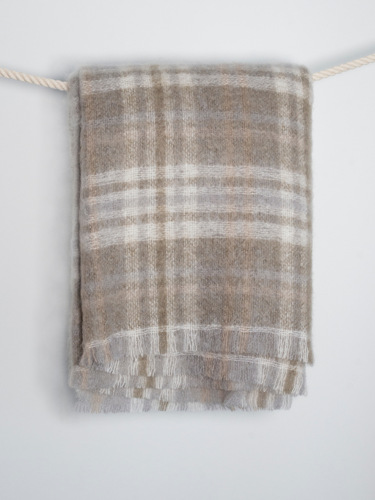 Koc z moheru w piaskowo kremowe bloki