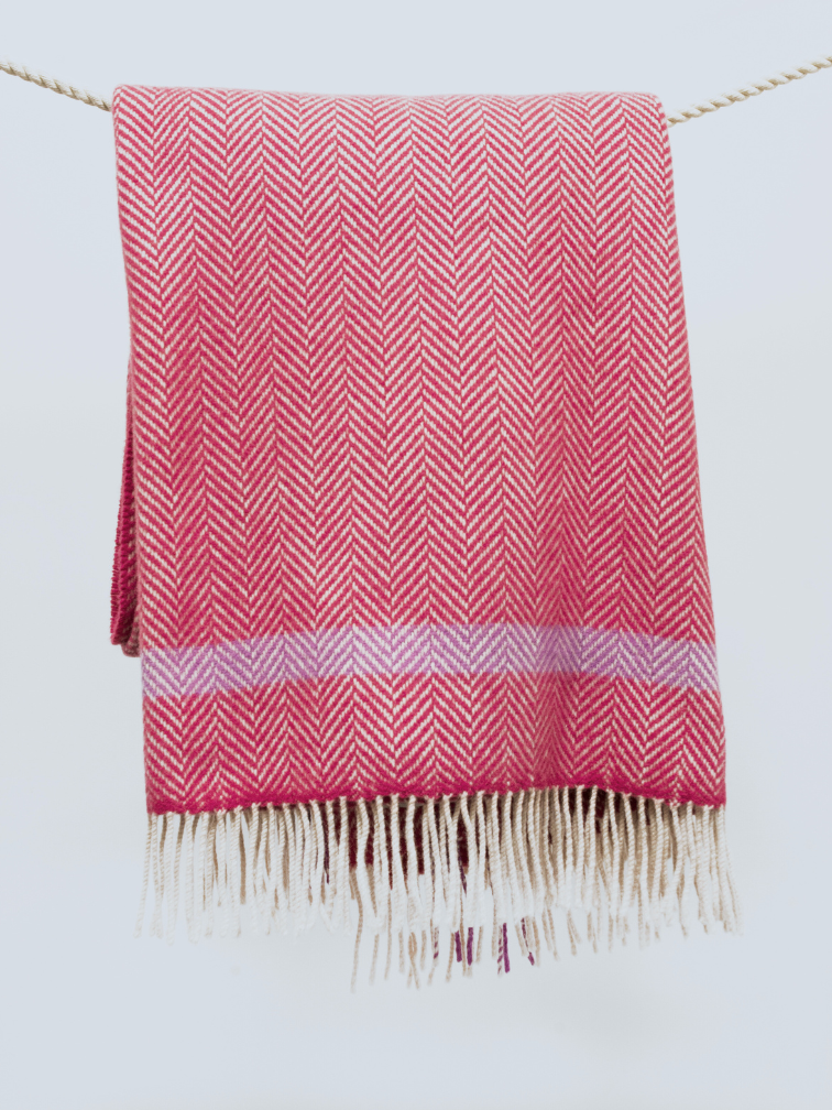 Malinowy koc z wełny merino i kaszmiru z paskiem