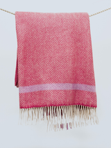 Malinowy koc z wełny merino i kaszmiru z paskiem