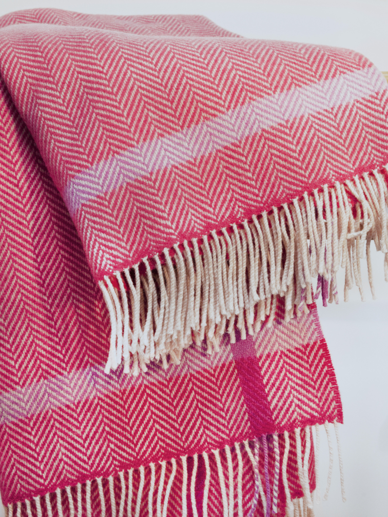 Malinowy koc z wełny merino i kaszmiru z paskiem