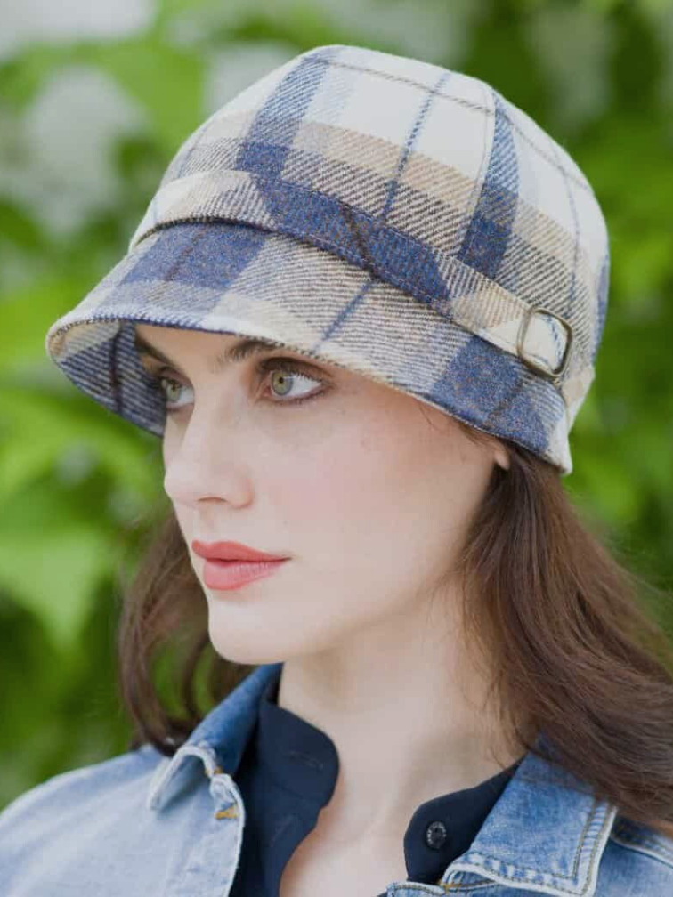 Damski kapelusz wełniany typu flapper w beżowo granatową kratkę
