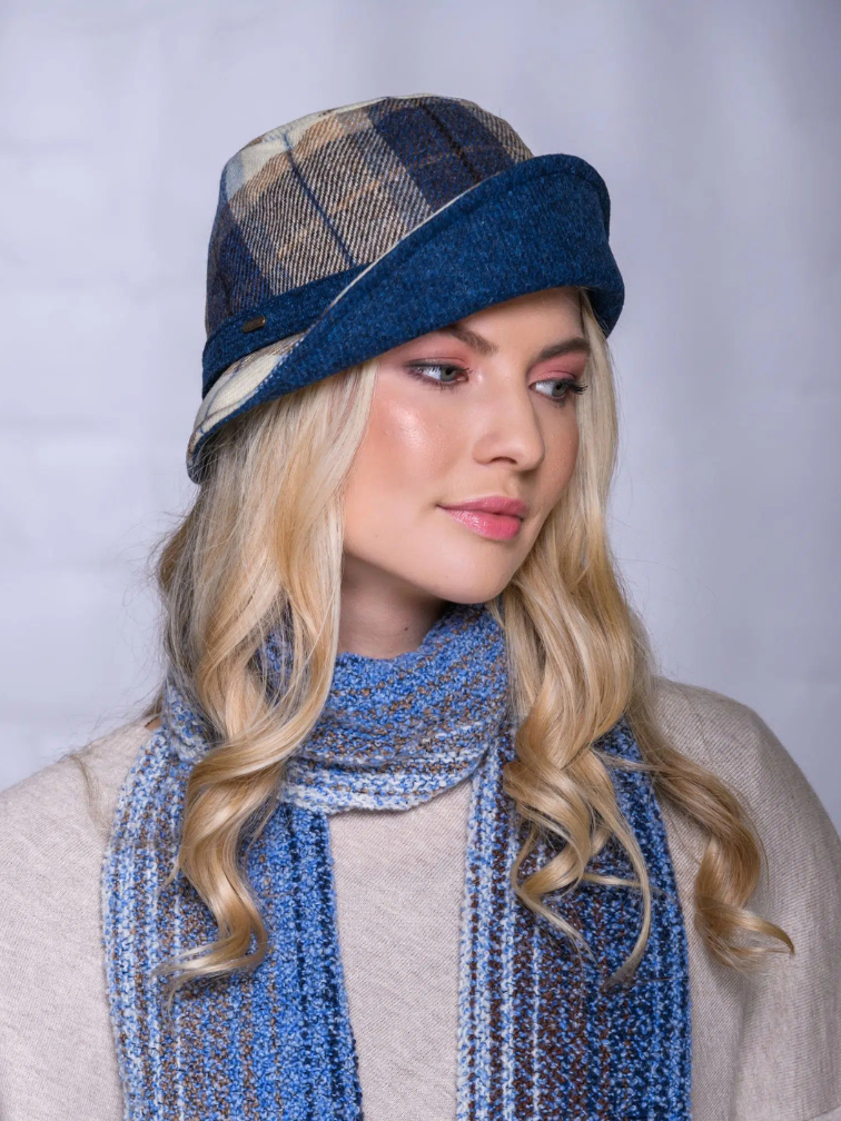 Damski kapelusz wełniany typu clodagh w granatową kratkę