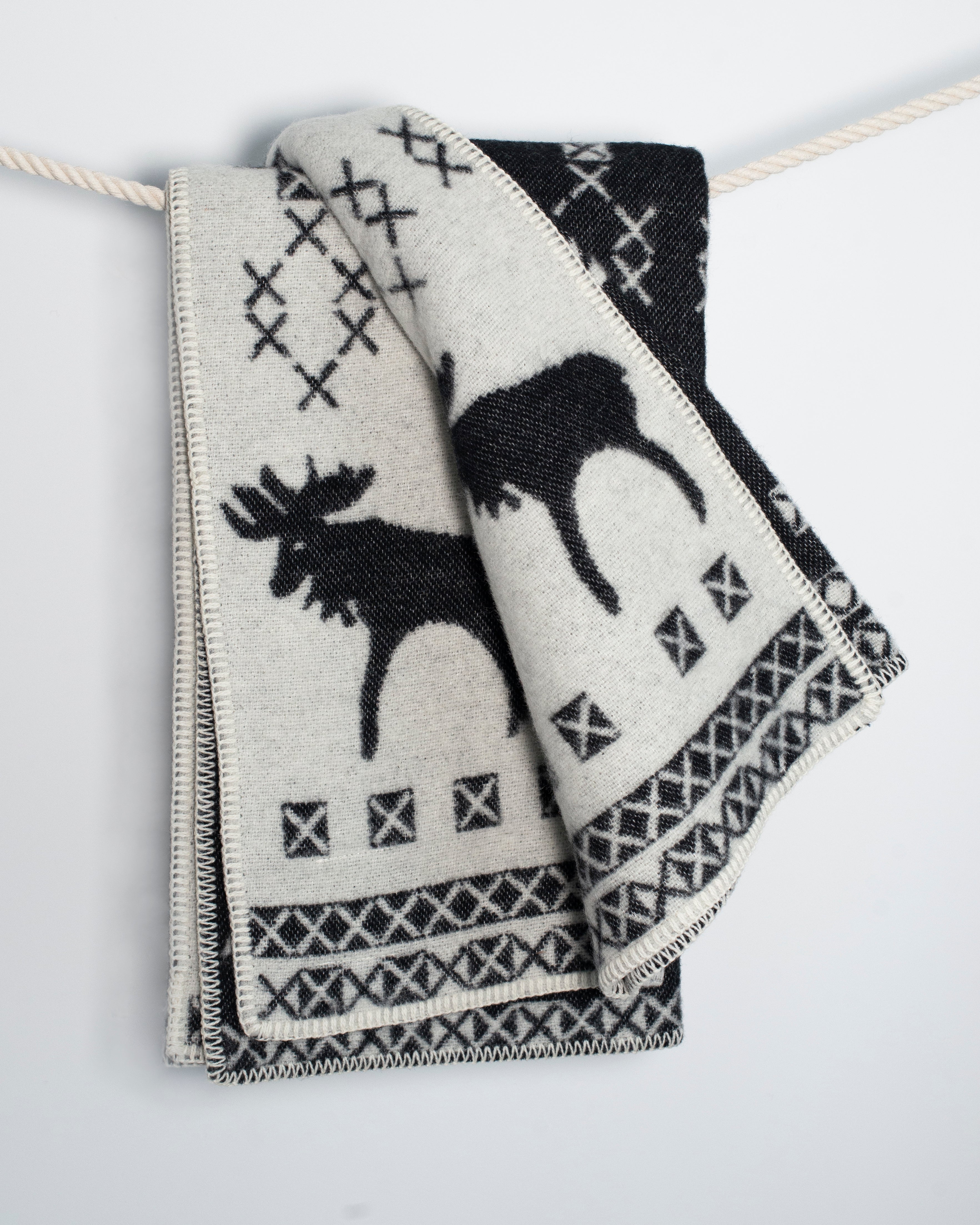 Czarny koc wełniany w renifery