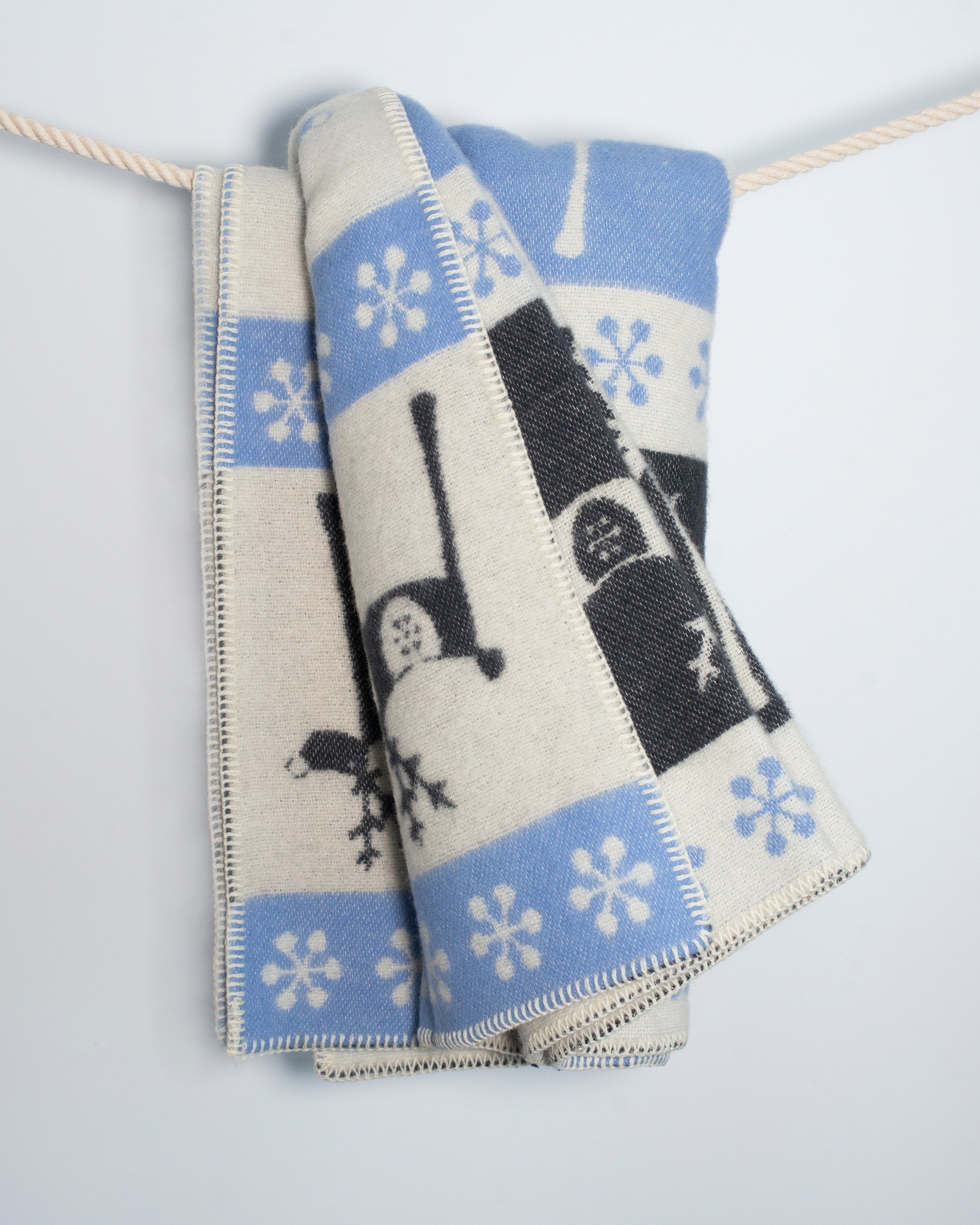 Niebiesko grafitowy koc wełniany w renifery