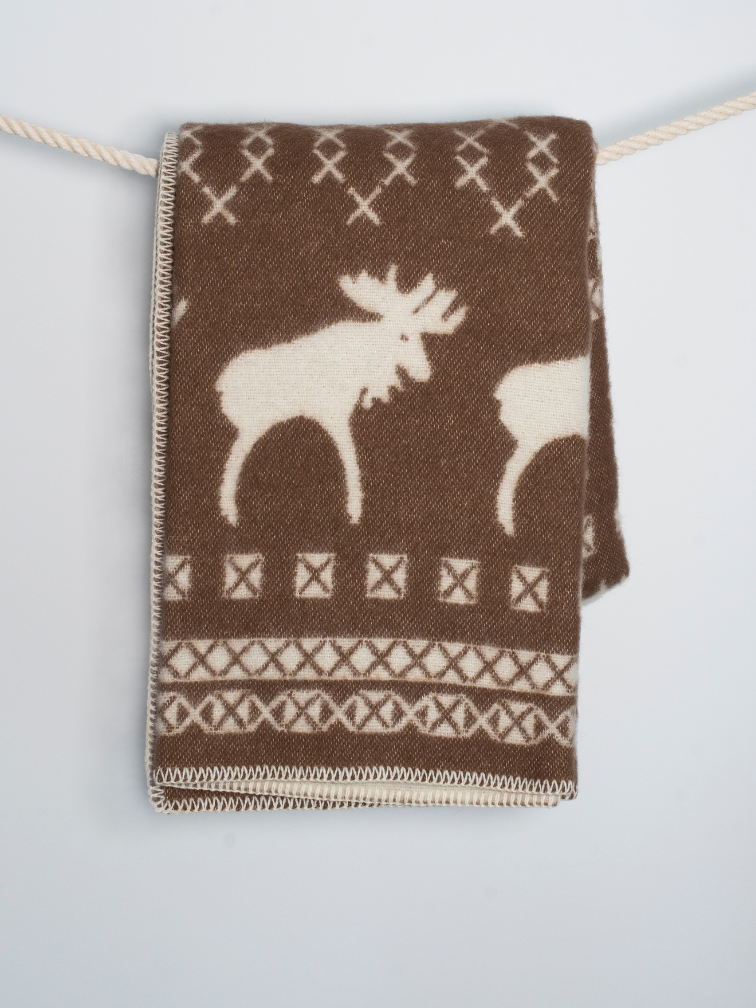 Brązowy koc wełniany w renifery