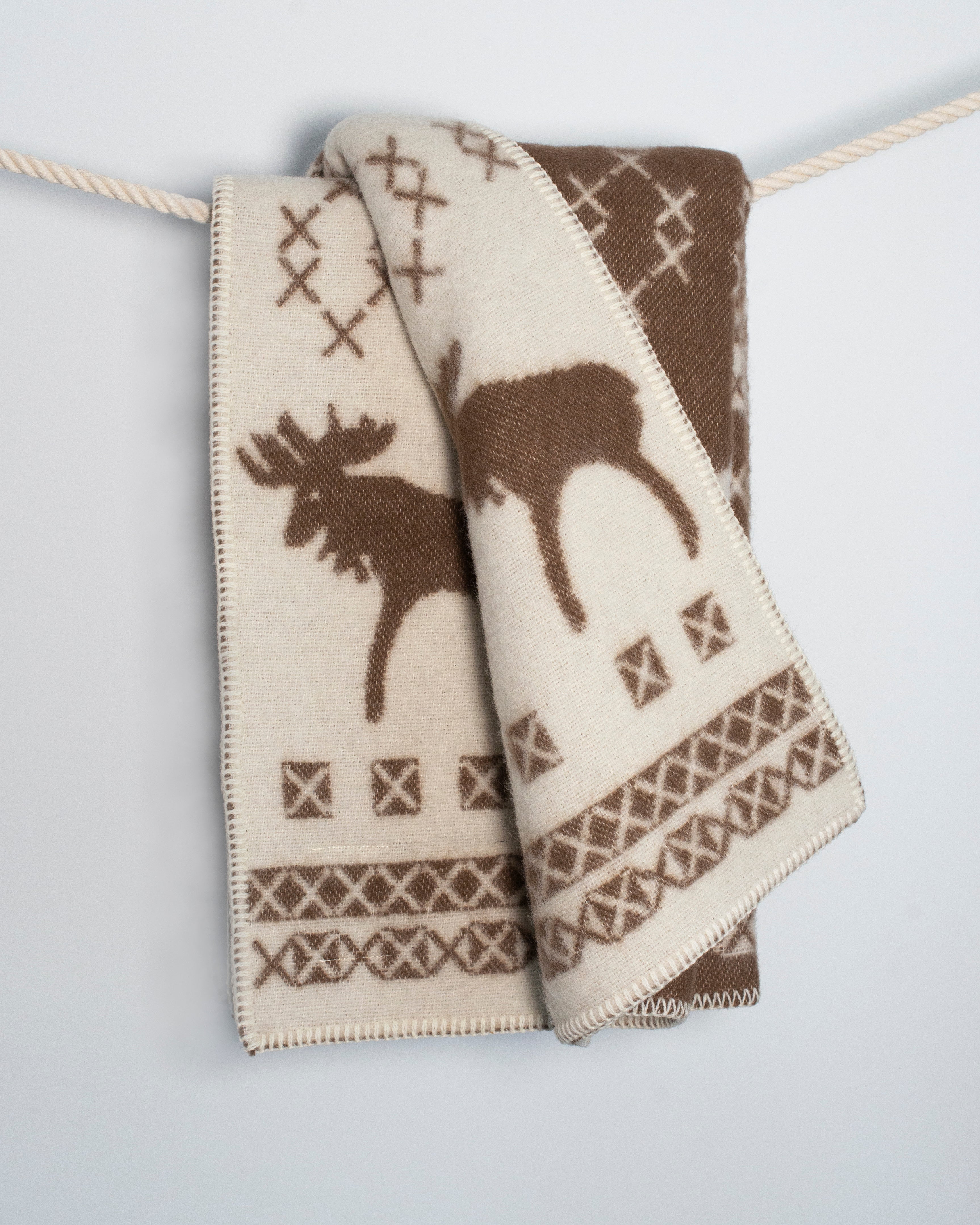 Brązowy koc wełniany w renifery