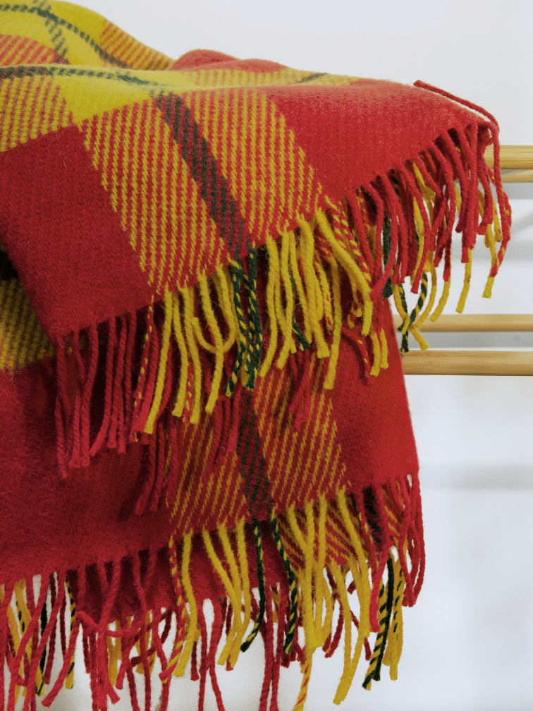 Koc wełniany w czerwono żółtą kratkę