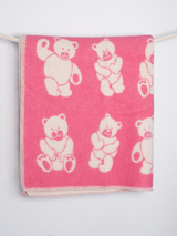 Różowy kocyk dziecięcy z wełny owczej z wesołym misiem