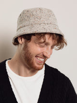 Beżowy kapelusz z irlandzkiego tweedu typu bucket hat