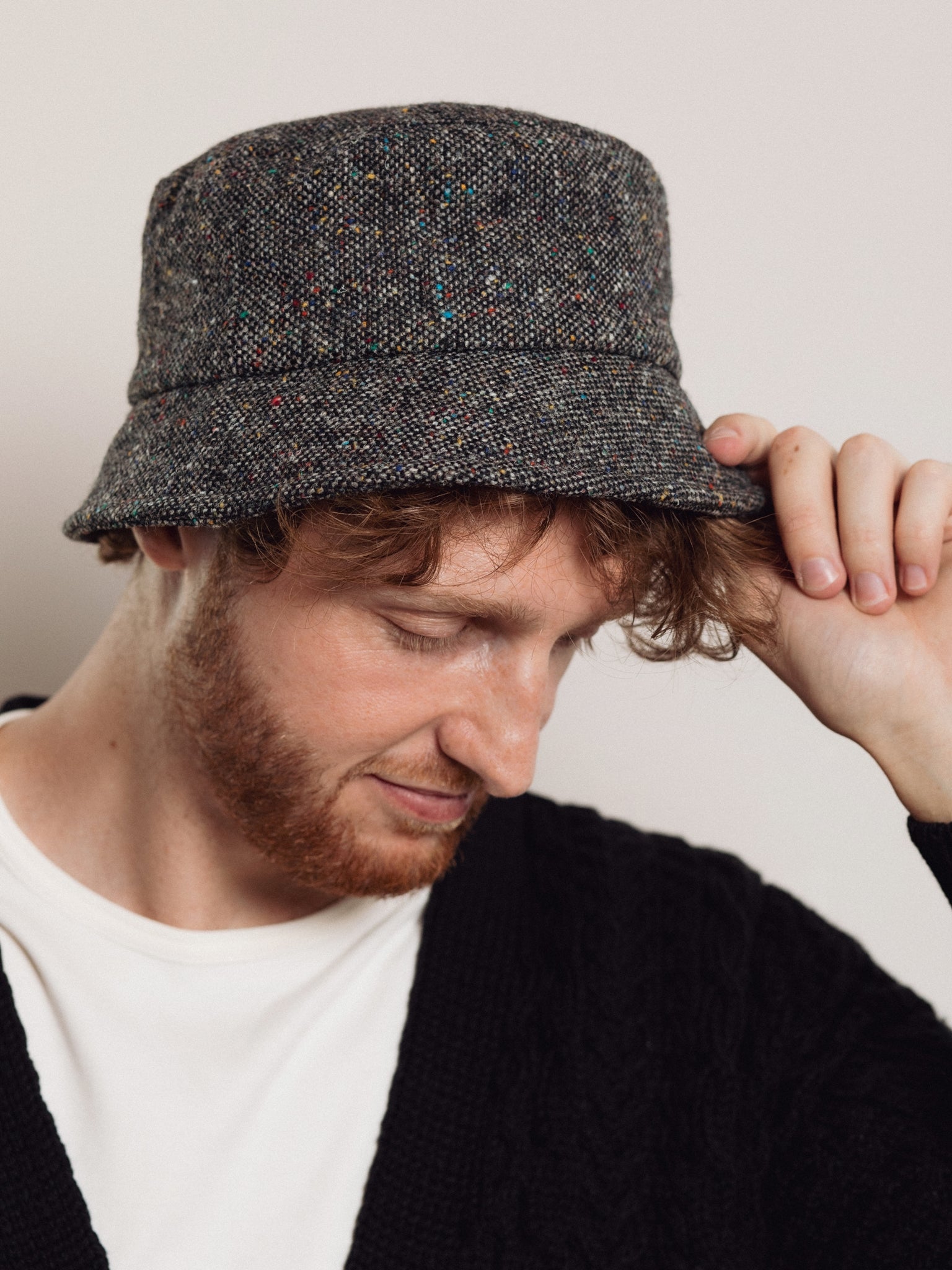 Grafitowy kapelusz z irlandzkiego tweedu typu bucket hat