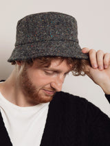 Grafitowy kapelusz z irlandzkiego tweedu typu bucket hat