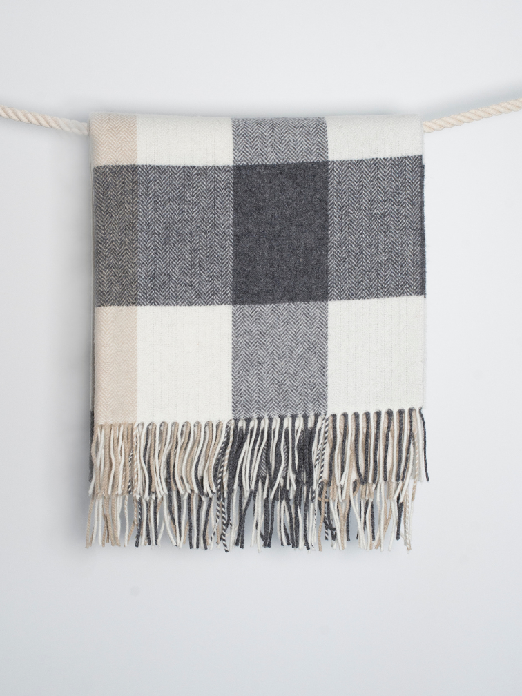 Koc z wełny jagnięcej w kratkę beżowo szarą