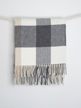 Koc z wełny jagnięcej w kratkę beżowo szarą