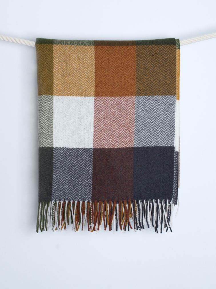 Koc z wełny jagnięcej w kratkę - złota polana