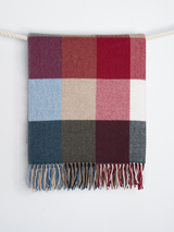 Koc z wełny jagnięcej w kratkę - czerwony klif