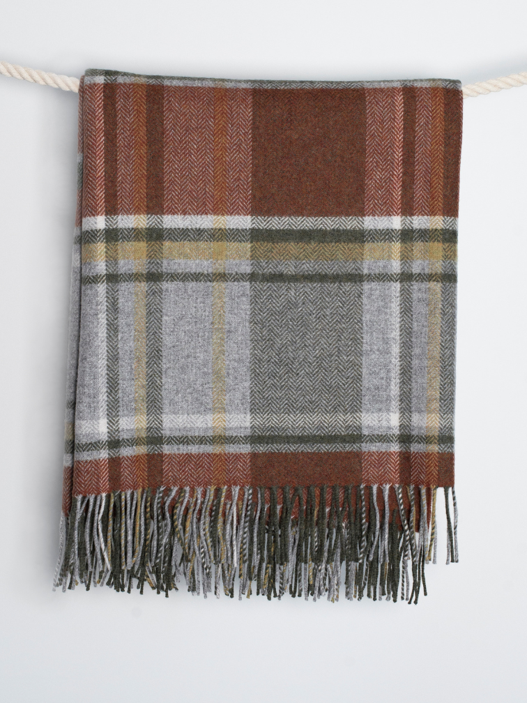 Koc z wełny jagnięcej w kratkę - złota jesień