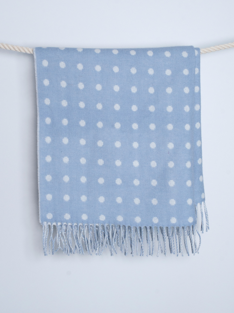 Dwustronny błękitny kocyk dziecięcy z wełny jagnięcej w groszki