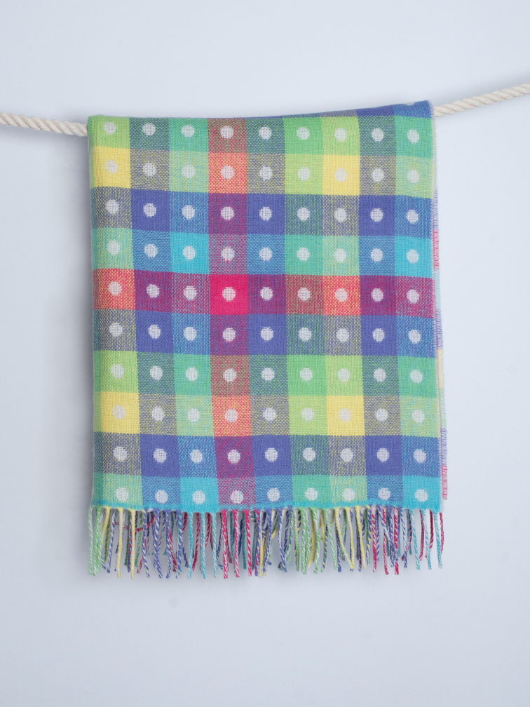 Dwustronny wielokolorowy kocyk dziecięcy z wełny jagnięcej w groszki