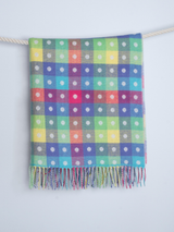 Dwustronny wielokolorowy kocyk dziecięcy z wełny jagnięcej w groszki