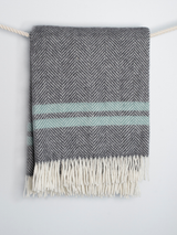 Wełniany szary koc z delikatnymi paskami u krawędzi w kolorze turkusowym