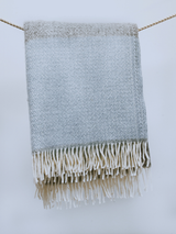 Szary koc wełniany w błękitno szare pasy