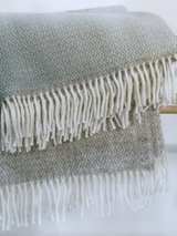 Szary koc wełniany w błękitno szare pasy