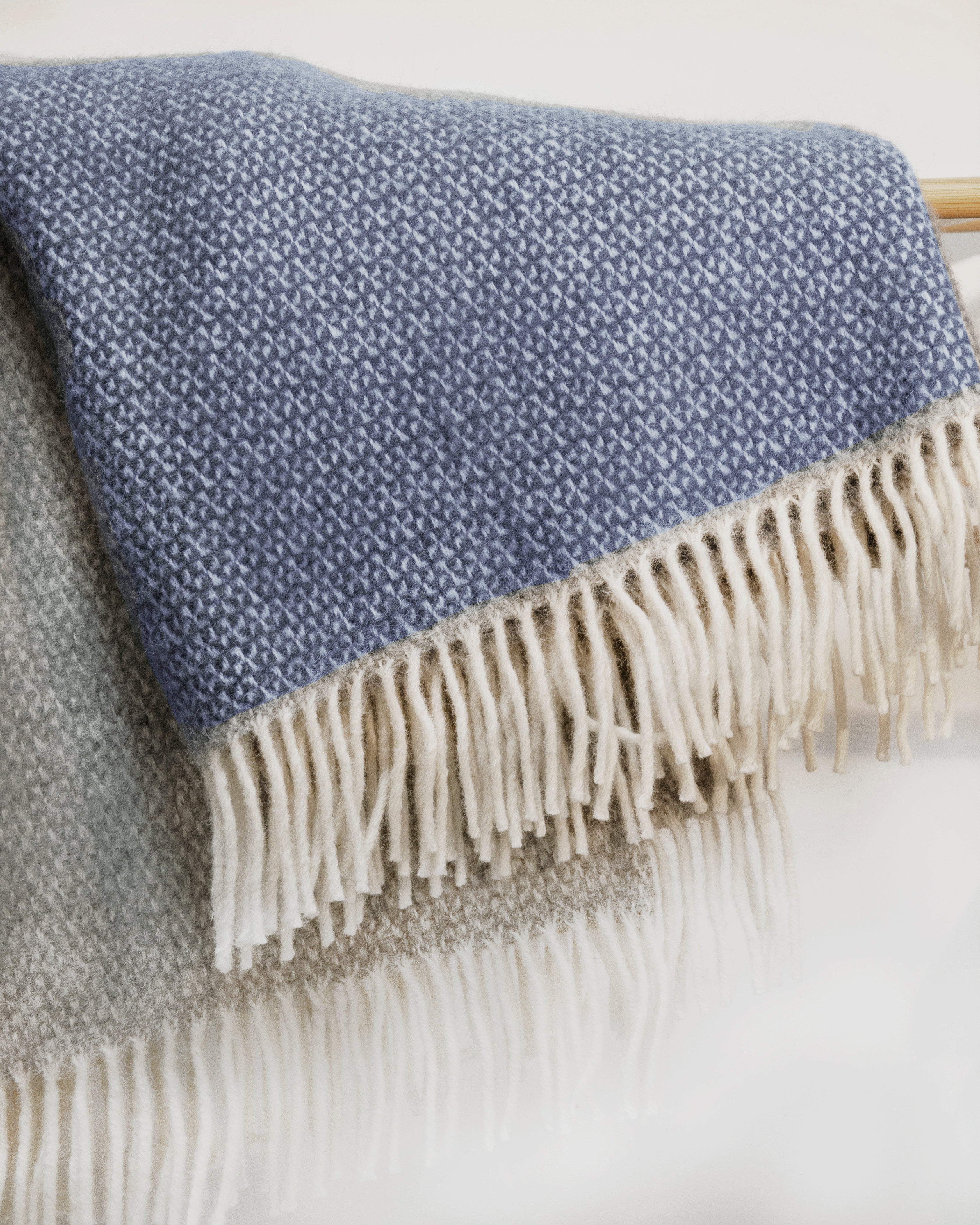 Szary koc wełniany w granatowe pasy