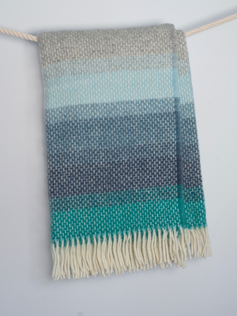 wełniany koc o pięknych niebieskich barwach w połączeniu z szarością