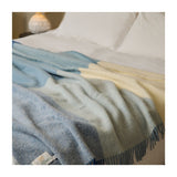 Duży koc wełniany w błękitno-białą kratę