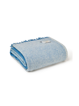 Duży koc wełniany w błękitno-białą kratę